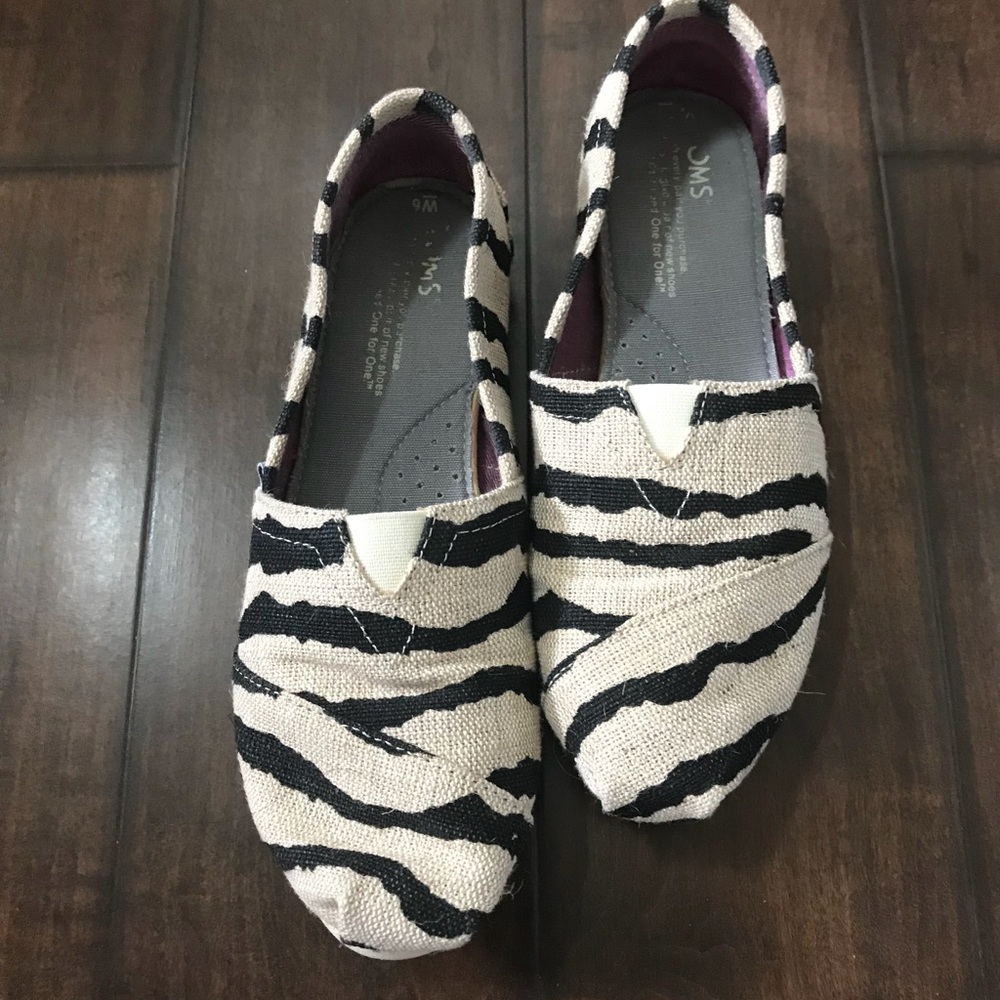 EUC Zebra Print Toms